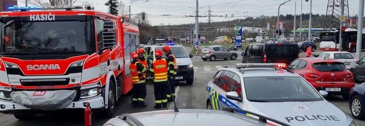 VIDEO: Policisté v Brně vytáhli z nabouraného auta řidiče bez známek života. Podařilo se jim ho oživit