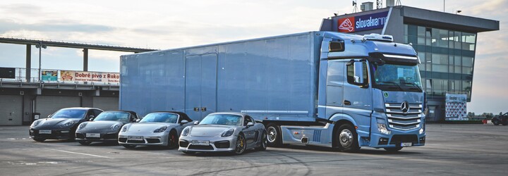 25-ročný Matej má jedinečný kamión a preváža exkluzívne automobily: Je to viac životný štýl ako práca (Rozhovor)