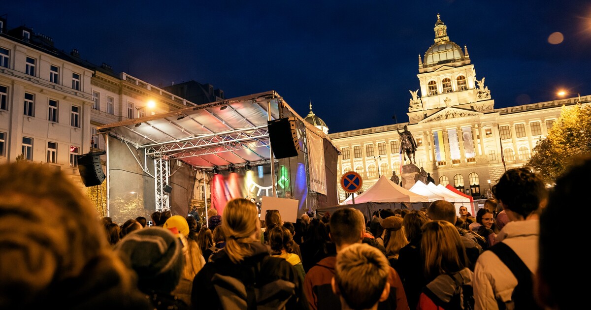 VIDEO: Vladimir 518 nebo Igor Orozovič. Pusť si livestream Koncertu pro budoucnost 17. listopadu z Václavského náměstí