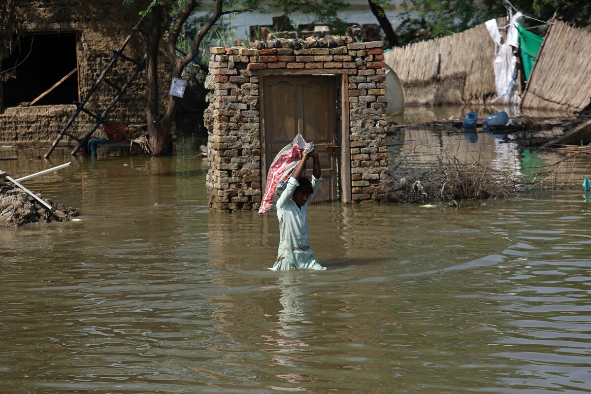 Záplavy si vyžádaly nejméně 1 162 mrtvých.