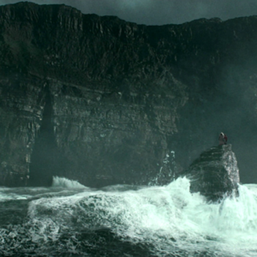Kterým zaklínadlem vytvořil Brumbál prostor v ohni, aby mohli s Harrym uniknout z jeskyně?