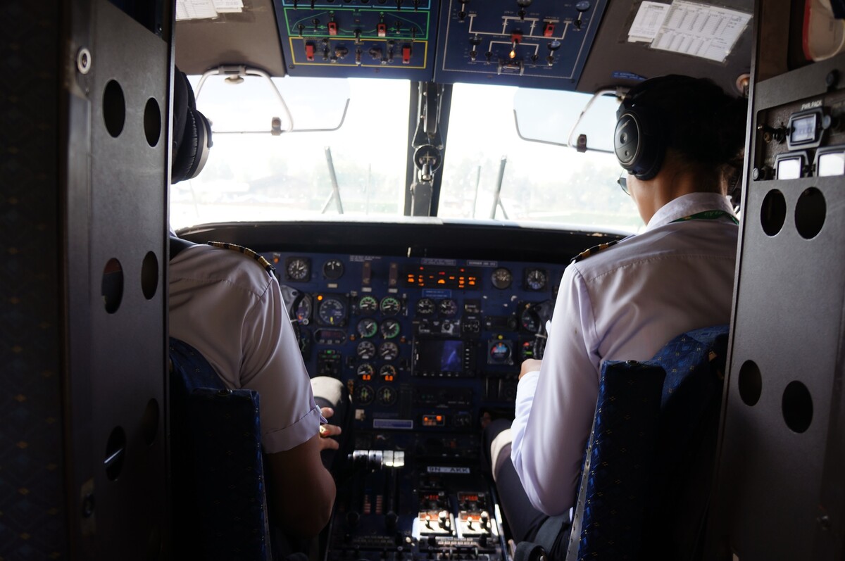 Vo veľkej väčšine prípadov piloti potlesk za dverami kokpitu vôbec nepočujú, majú aj po dosadnutí na runway plné ruky práce.