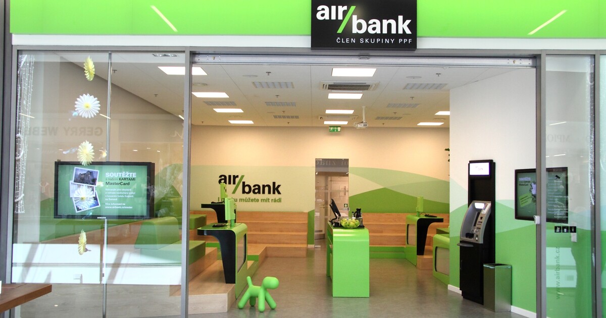 Velká česká banka přichází s novou platební metodou. Dotkne se to hlavně tvojí hotovosti