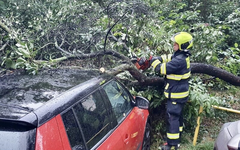 Silné bouřky v Česku připravily o elektřinu 17 000 domácností. Další bouře dorazí i v neděli.