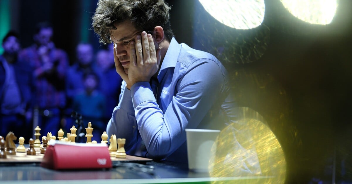 Šachová federace uvolnila pravidla oblékání. Stalo se tak po odstoupení nejlepšího šachisty