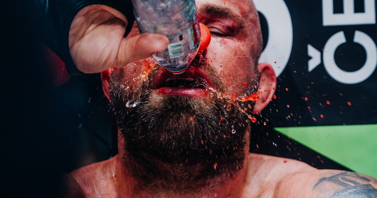 Koukni na nejlepší fotky z Oktagonu 65: Zbitý Vémola a plná O2 arena