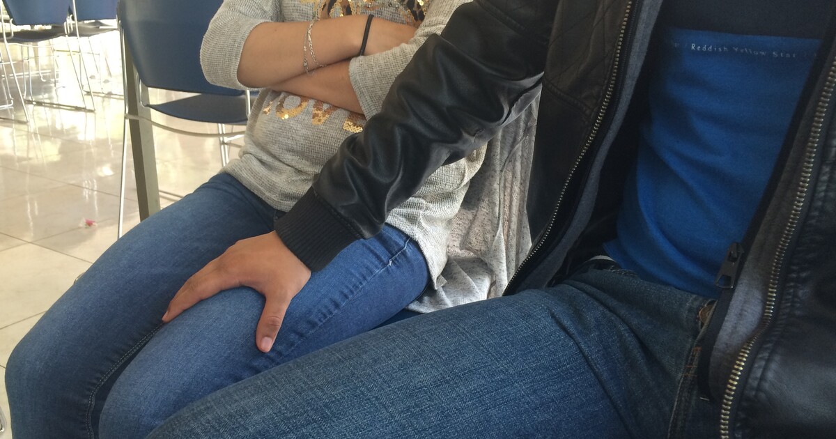 „Učitel mi hladil bradavky, aby prý reguloval dýchání.“ Se sexuálním obtěžováním se setkává drtivá většina irských středoškolaček