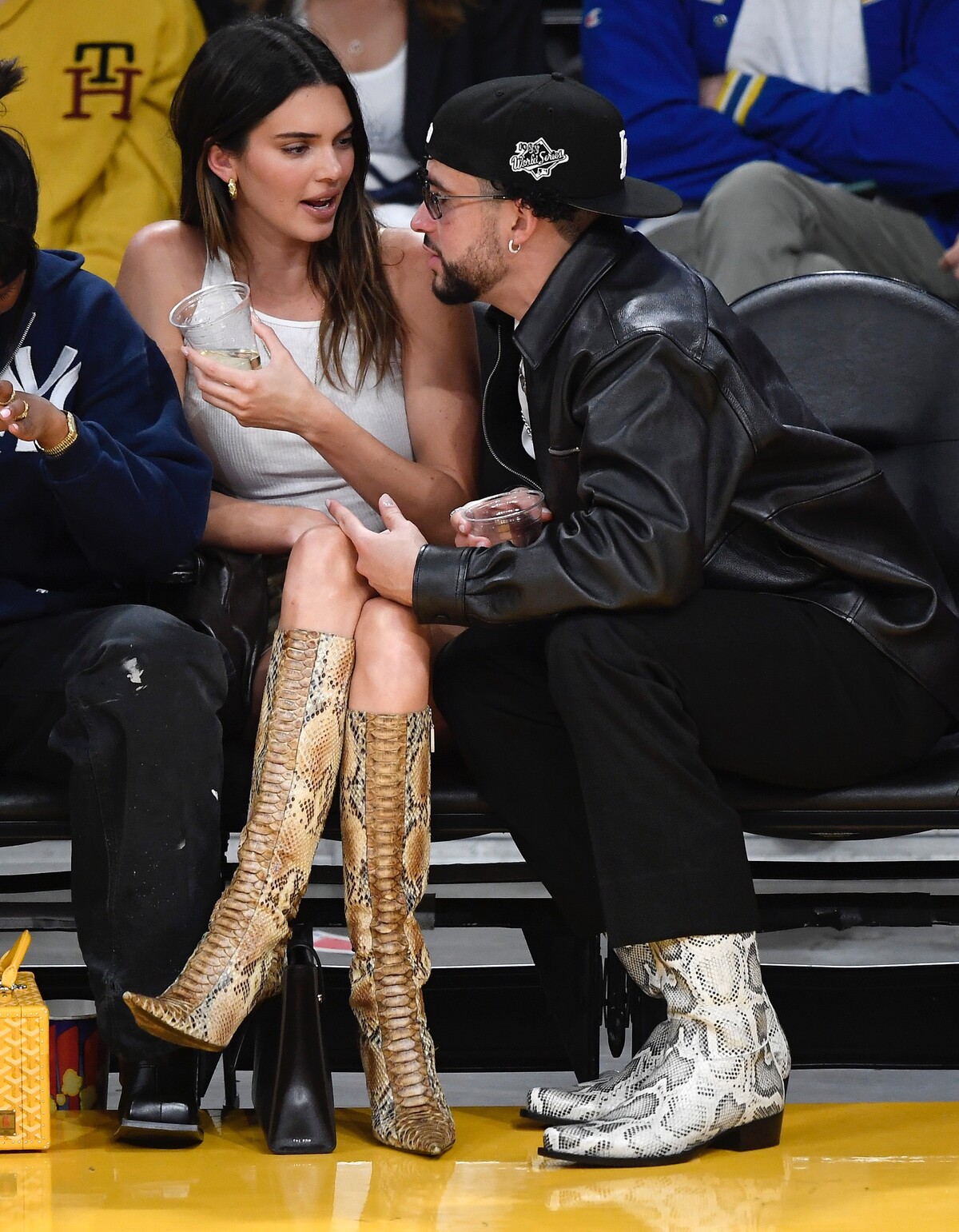 Bad Bunny s partnerkou Kendall Jenner na zápase Los Angeles Lakers.