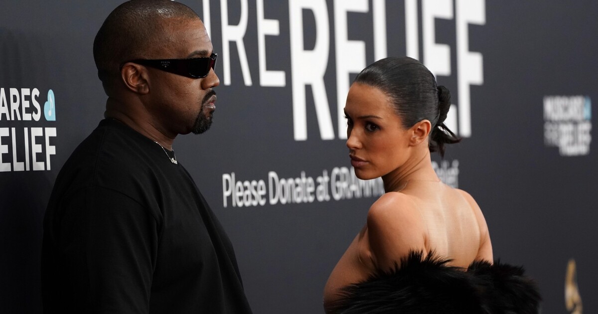 Kanyeho manželka se na červeném koberci svlékla do naha. Na Grammy způsobila chaos