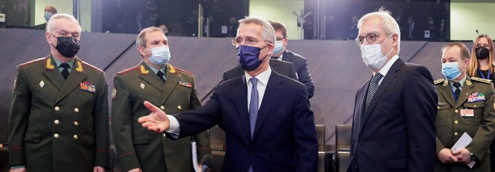 NATO uvádí do pohotovosti své vojenské síly, oznámil generální tajemník Stoltenberg