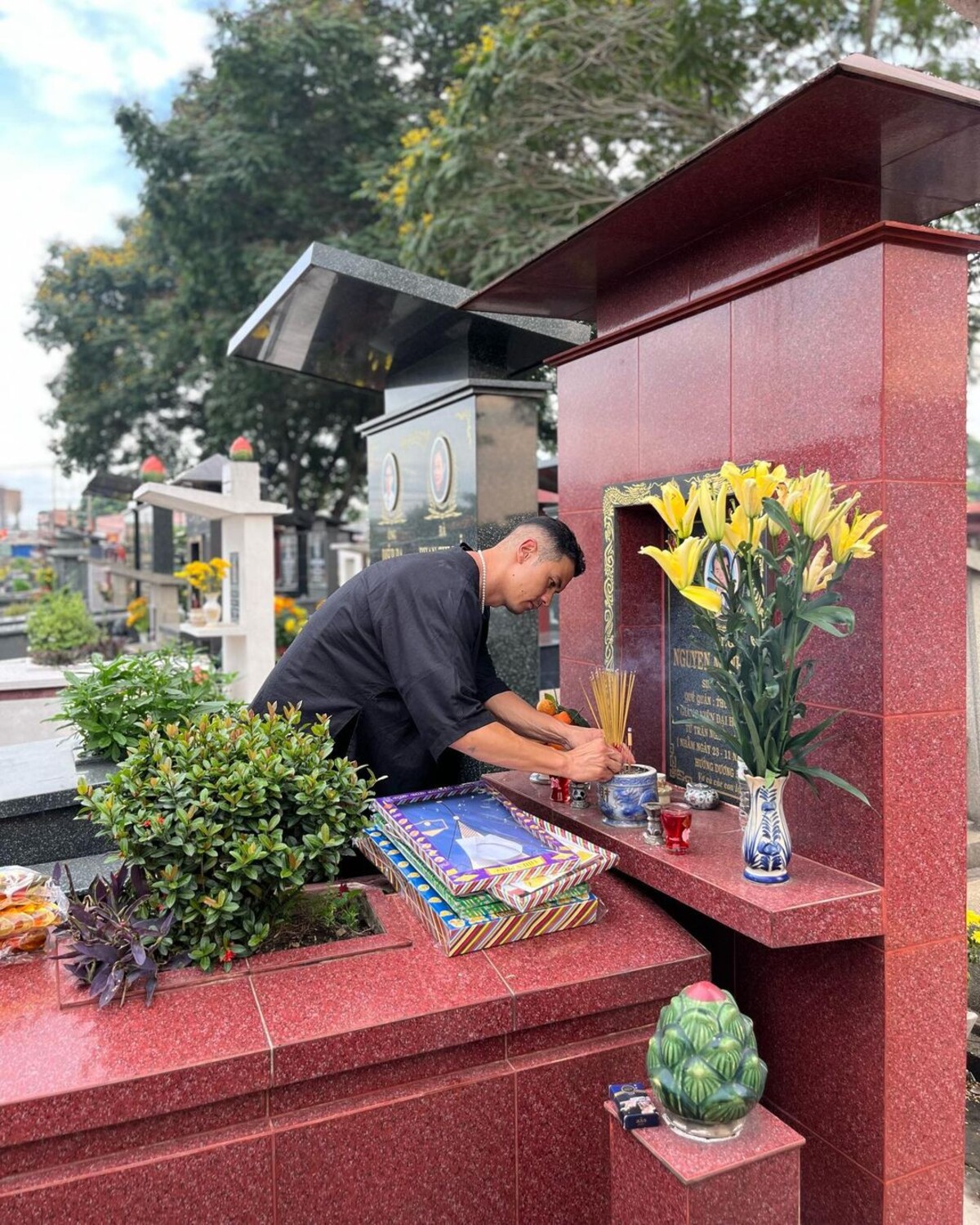 Yaksha vo Vietname pri hrobe svojho dedka. Zomrel, keď mal Yaksha 1 rok.