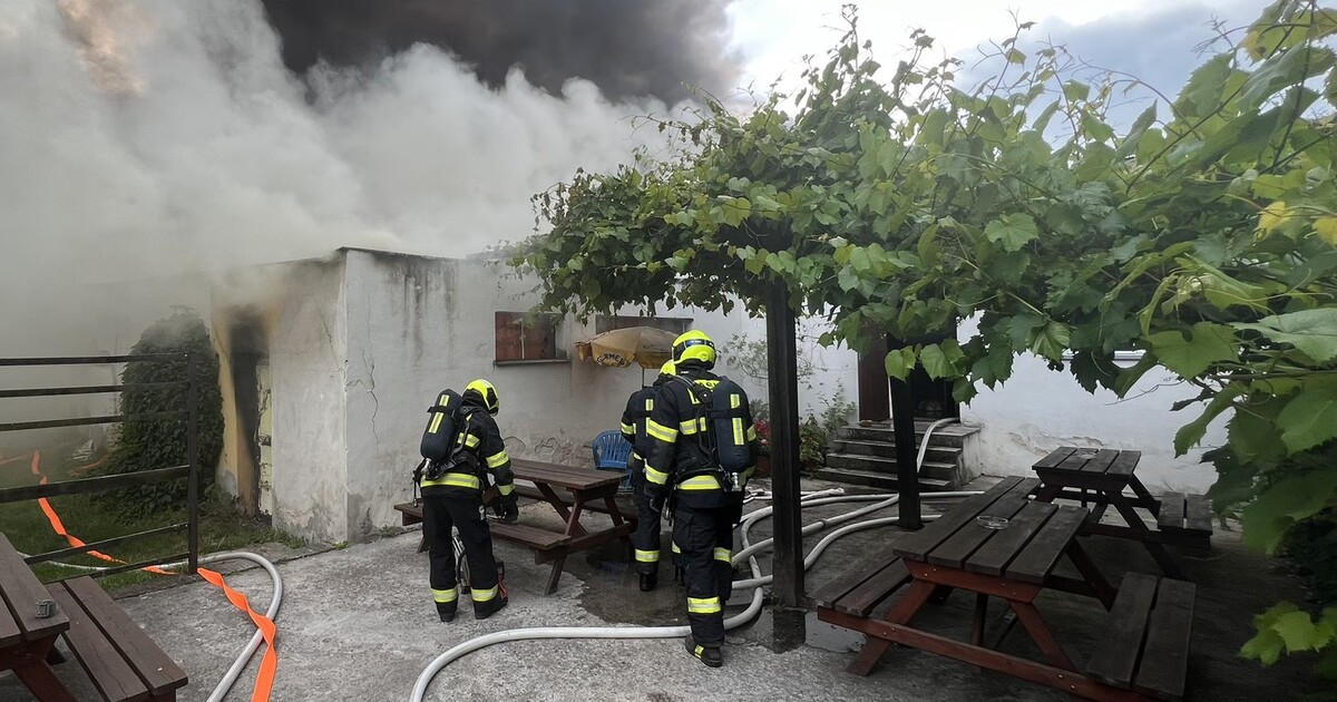 Pražští hasiči zasahují u požáru střelnice. Kouř je vidět z různých částí města