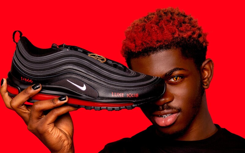 Nike žaluje „satanistické" tenisky Air Max, ktoré predstavil známy raper. 666 párov obsahuje ľudskú krv či pentagram.