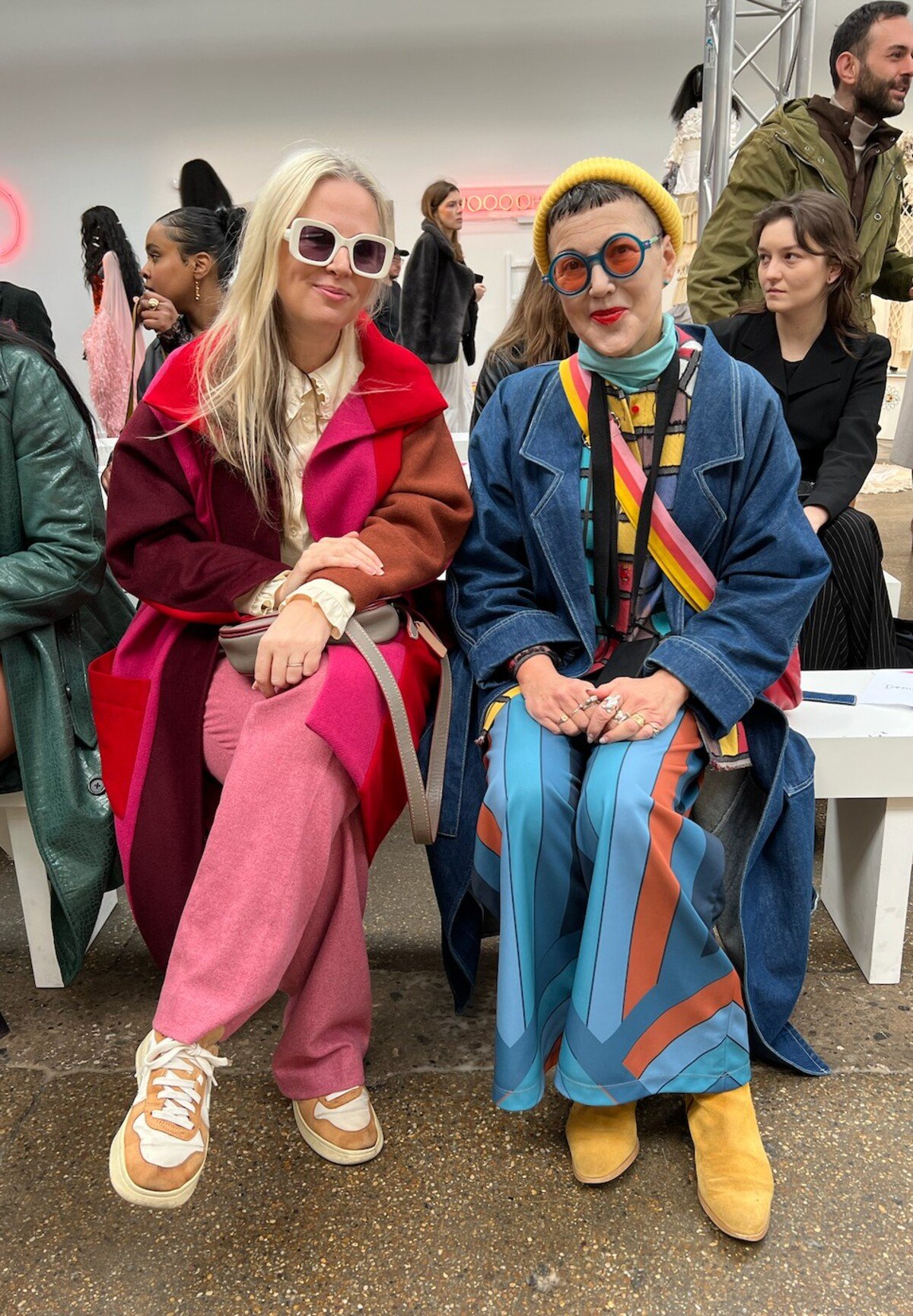 Módna kritička a expertka na udržateľnú módu Lupe Castro (vpravo) ochutnala šaty z kolekcie Pink Matrix. Čo hovorí na tvorbu slovenskej dizajnérky?