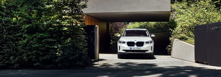 Audi e-tron a Mercedes EQC dostaly elektrickou konkurenci. BMW iX3 má zadní pohon a dojezd 460 km