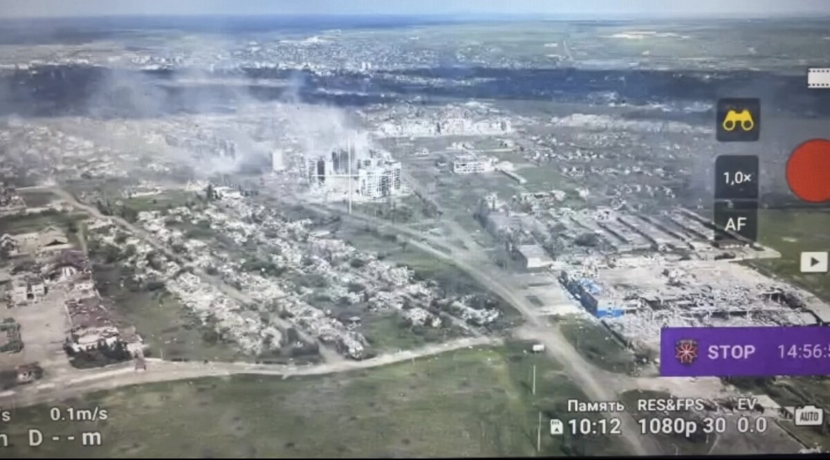 Zábery z dronu, ktorým rozviedka nasnímala vstup do mesta Bachmut krátko po tom, čo ho Rusi definitívne dobyli.