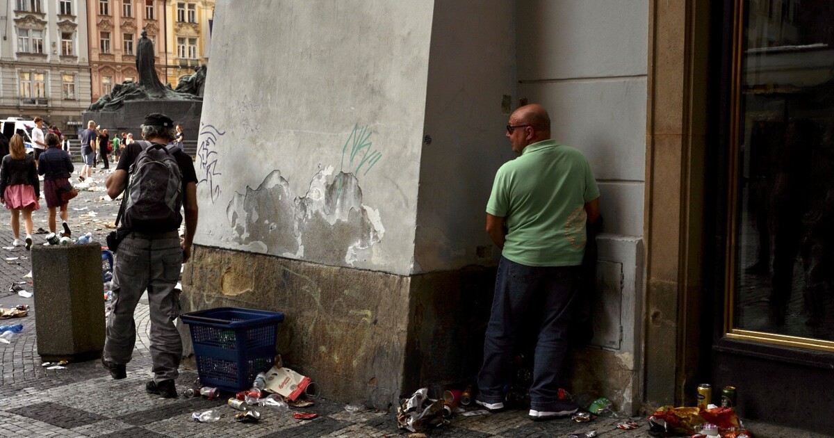 Pyrotechnika, hory odpadků a močení v ulicích: Úklid po fotbalovém finále stál Prahu 350 tisíc