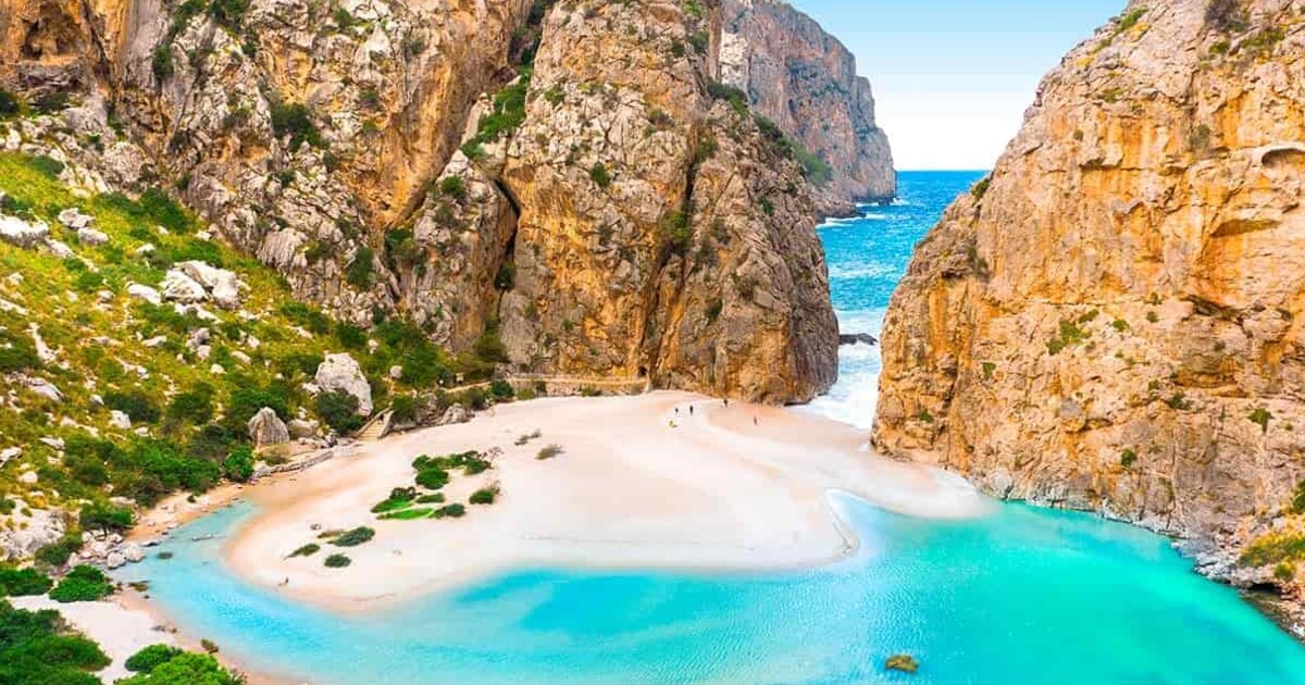 Nejkrásnější pláže ve Španělsku, které musíš navštívit alespoň jednou: Od tyrkysové Ibizy až po divokou Galicii