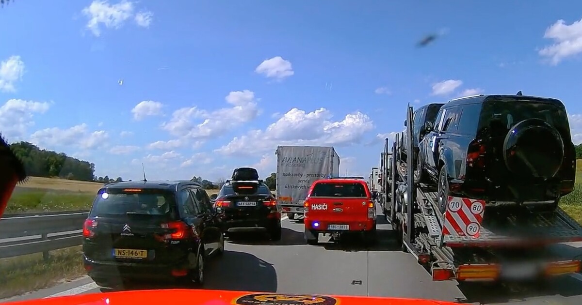 Video: Hasičům, kteří byli na cestě k tragické nehodě na D2, zablokovali cestu řidiči kamionů