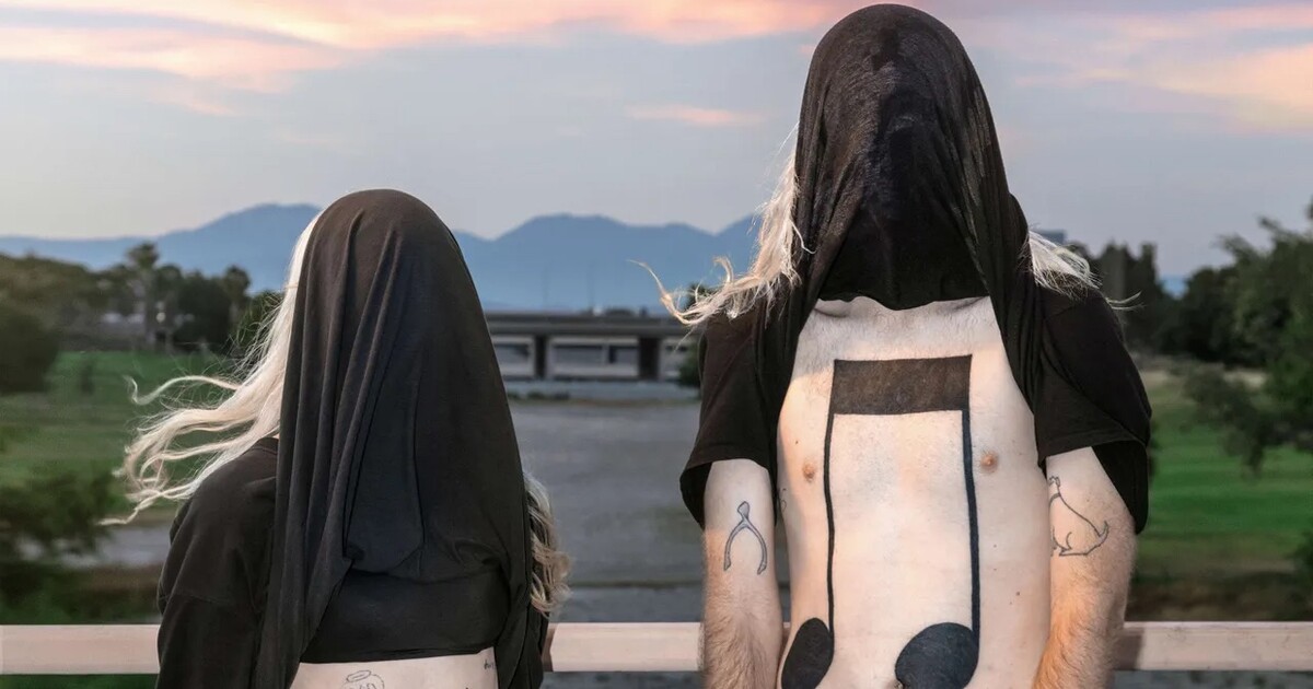 Album týdne: Jeden banger za druhým. Hyperpopové duo 100 gecs vydalo žánrově rozmanitý uragán 10,000 gecs