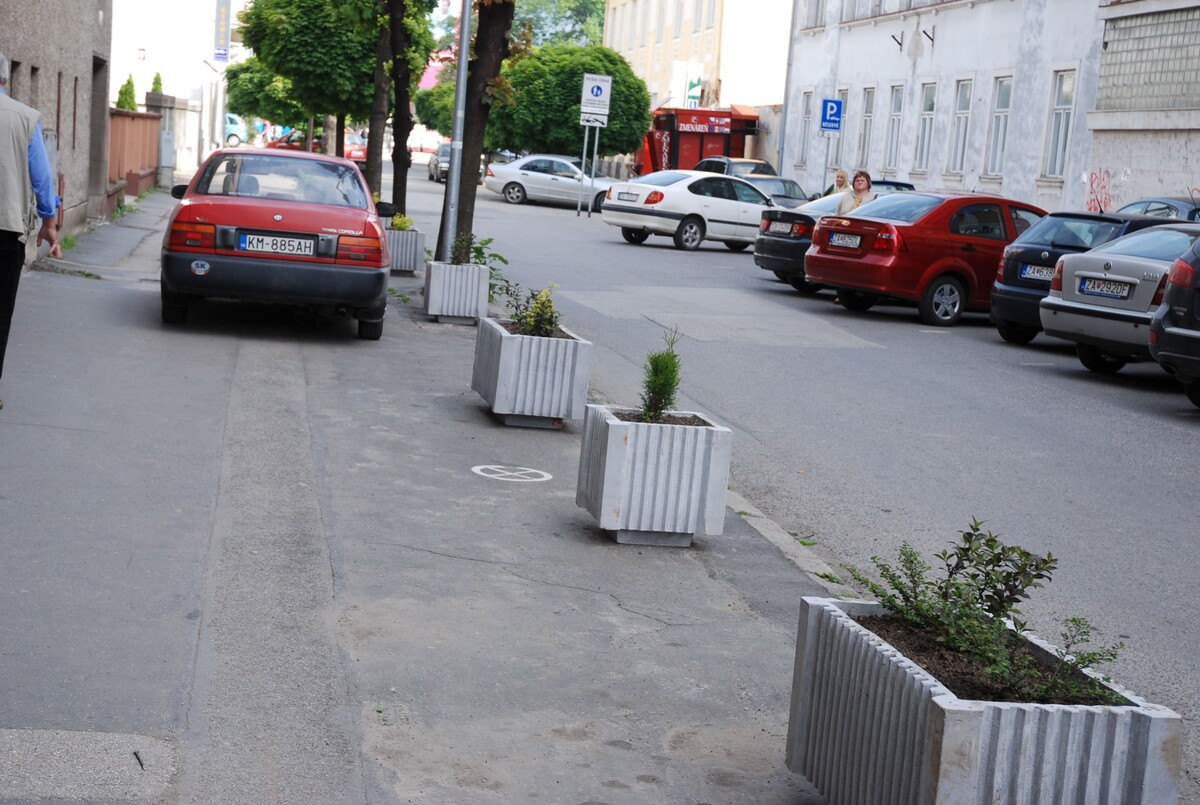 parkovanie na chodníku, auto 