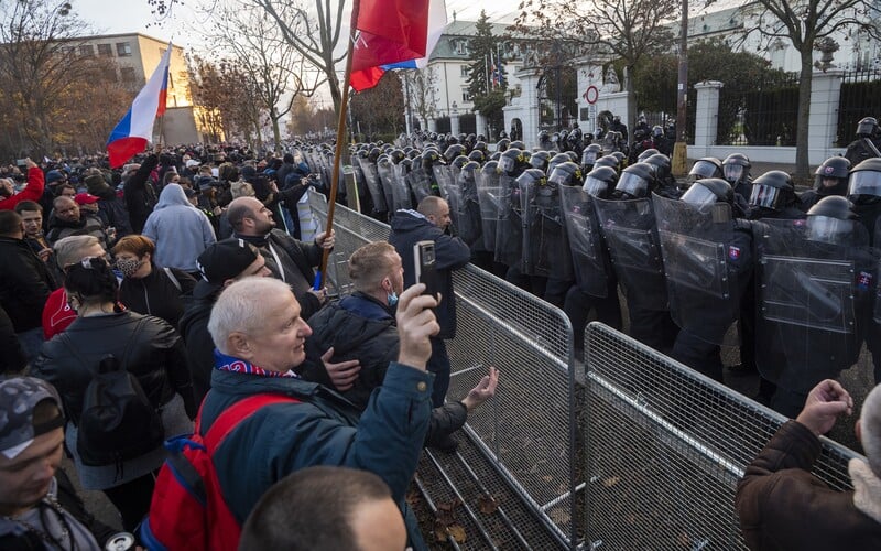 Slovák sa bez rúška zúčastnil novembrového protestu proti opatreniam. Nakazil sa koronavírusom a zomrel.