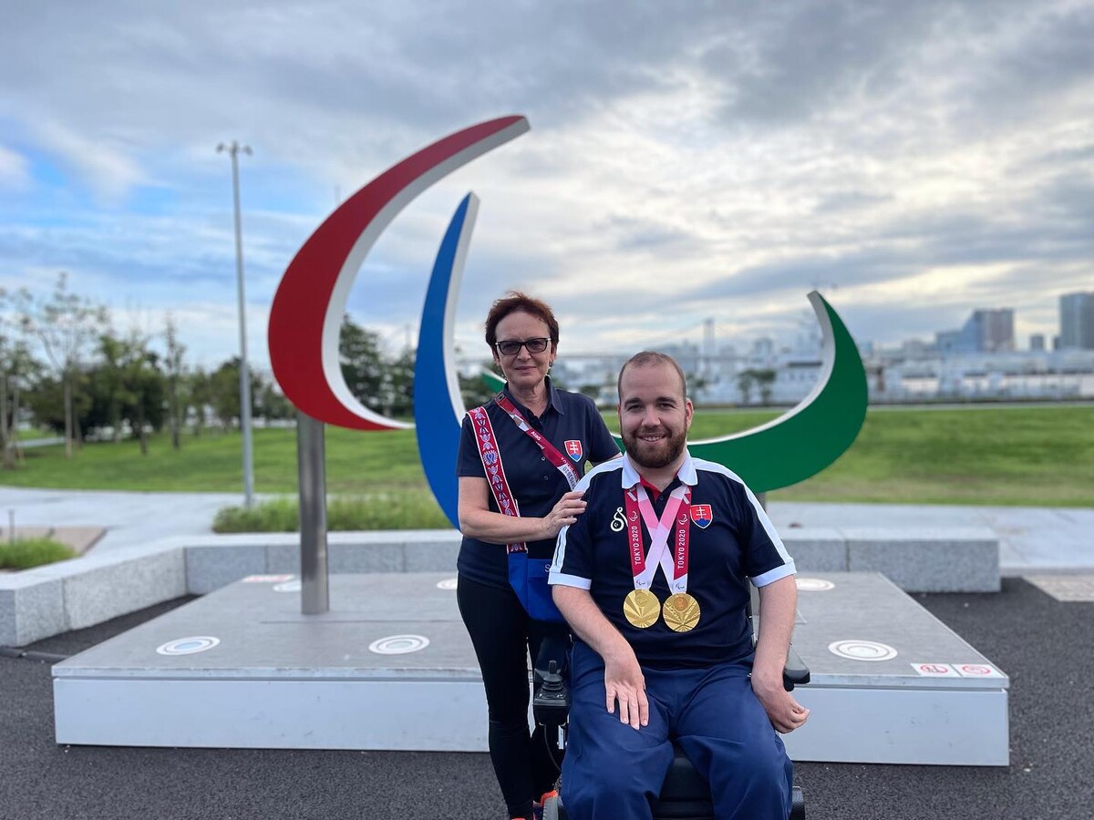 Samuel Andrejčík s mamou na paralympijských hrách v Tokio 2020.