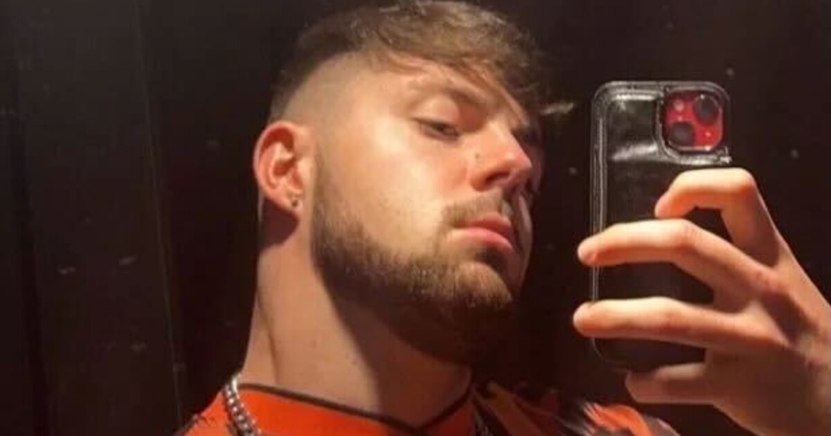 Influencer porušil zákaz sexu po transplantaci vlasů. Ráno se probudil s nateklým obličejem