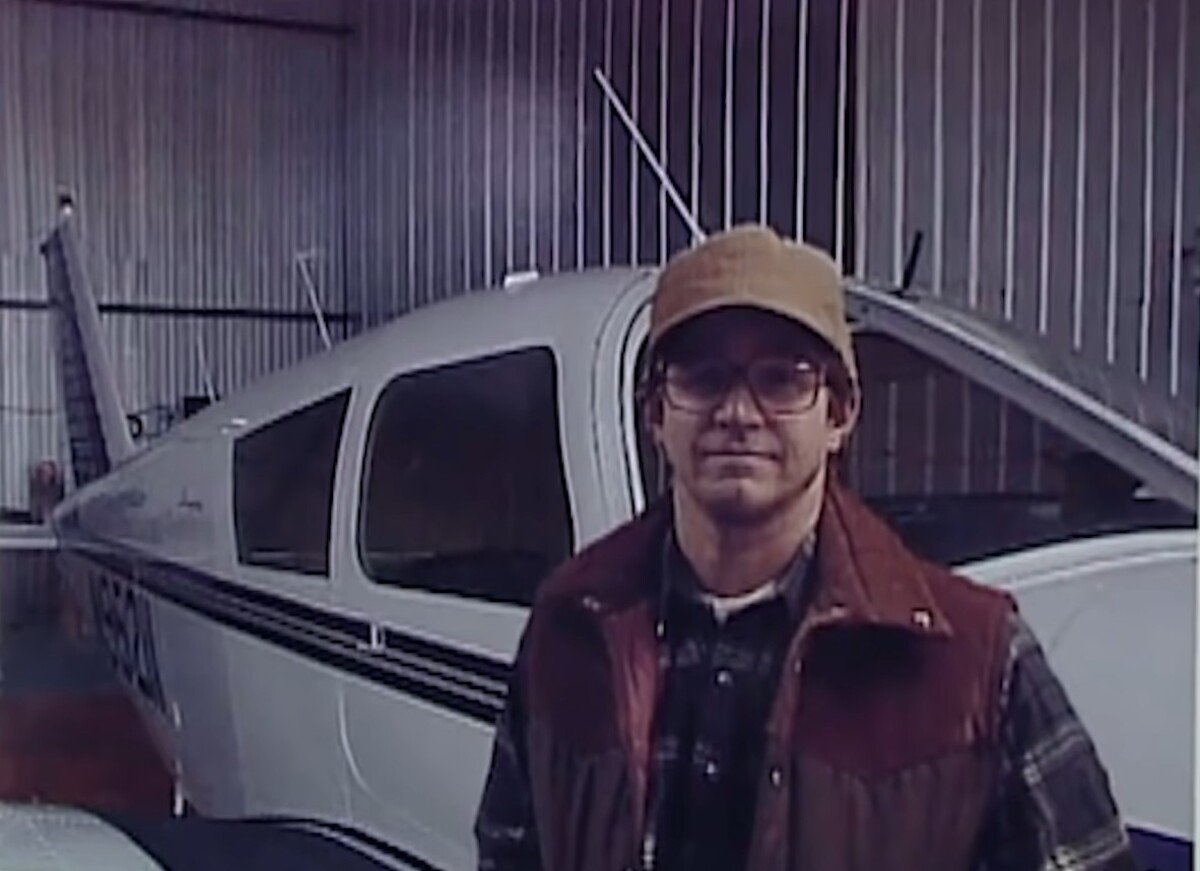 Robert Hansen na fotke so svojím lietadlom.