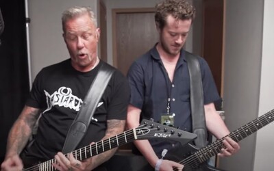 VIDEO: Eddie zo Stranger Things si zahral v backstagei s Metallicou. Členovia mu darovali aj podpísanú gitaru