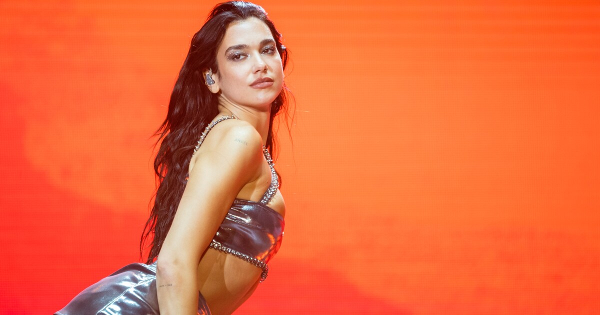 10 outfitů, které dokazují, že je Dua Lipa královnou extravagance a mistryní v kombinaci stylů