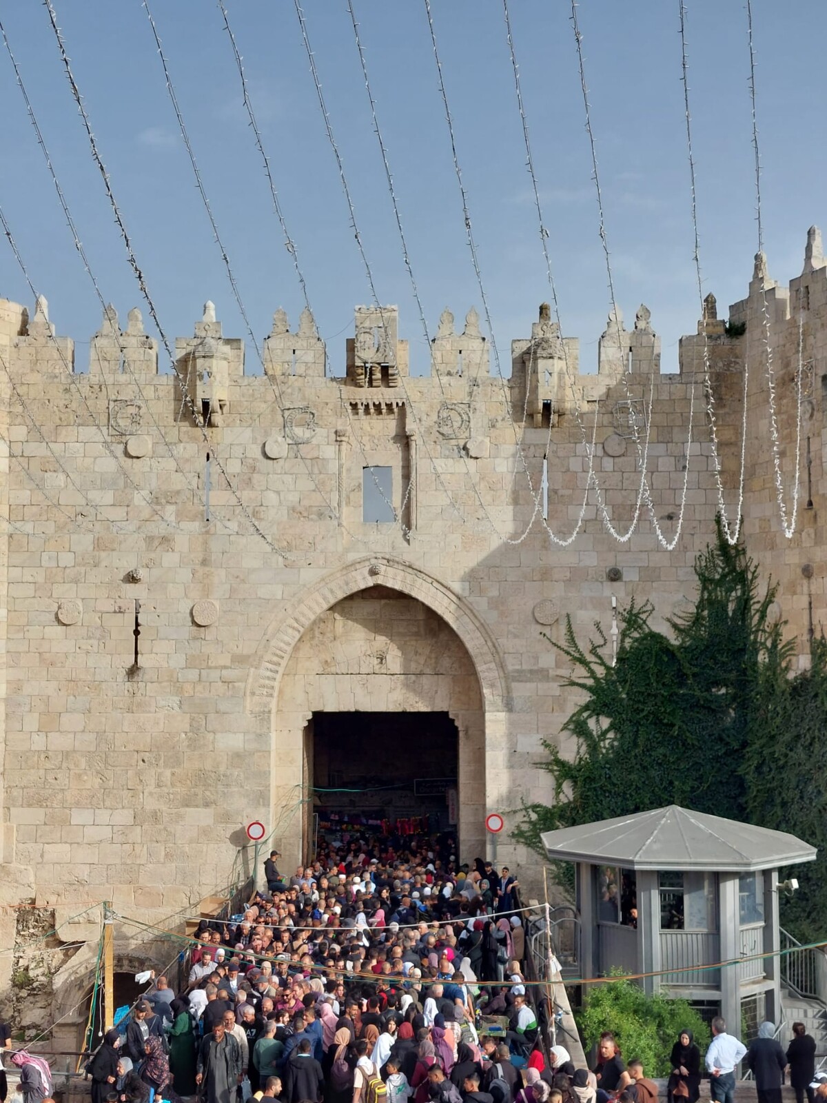 Staré mesto v Jeruzaleme je ohraničené múrmi a nachádzajú sa v ňom posvätné miesta. Nájdeš tam napríklad aj Múr nárekov. 