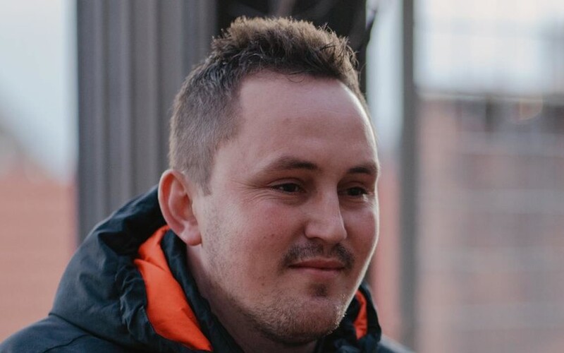 VOĽBY 2020: „Sú to dva roky, ale ja mám pocit, že prešiel tak týždeň,“ hovorí mladší brat zavraždeného novinára Jána Kuciaka, Jozef, v rozhovore pre Refresher (Odomknuté)