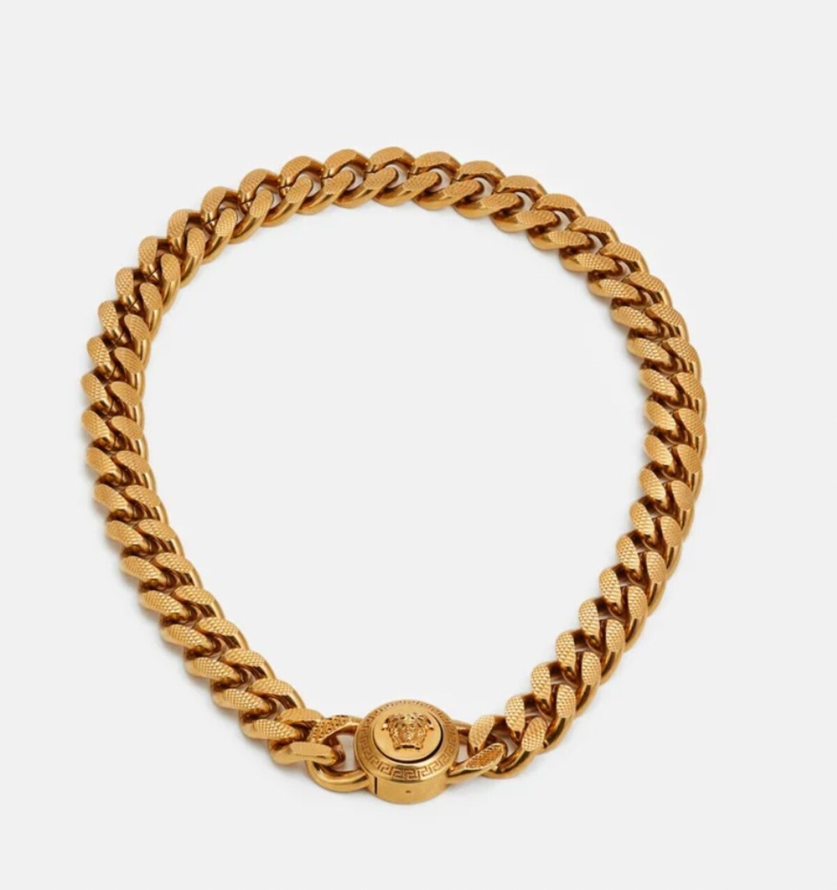Ak túžiš svojmu streetstylovému outfitu dodať poriadnu dávku luxusu, do pozornosti dávame masívny zlatý náhrdelník od Versaceho za 720 eur. Tento výber by pravdepodobne schválila aj RiRi.
