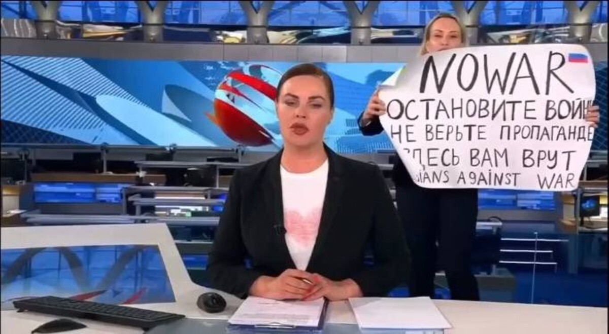 Zamestnankyňa ruskej štátnej televízie Marina Ovsiannikovová narušila vysielanie večerných správ najsledovanejšej ruskej televízie Pervyj kanal, keď sa pred kamery v štúdiu postavila s transparentom s nápisom „Nie vojne, zastavte vojnu, neverte propagande, tu vám klamú. Rusi sú proti vojne“. Kremeľ označil jej čin za „chuligánstvo“ (14. marca 2022).
