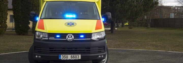 Na Domažlicku se v neděli večer srazila dvě auta. Deset lidí včetně čtyř dětí bylo zraněno