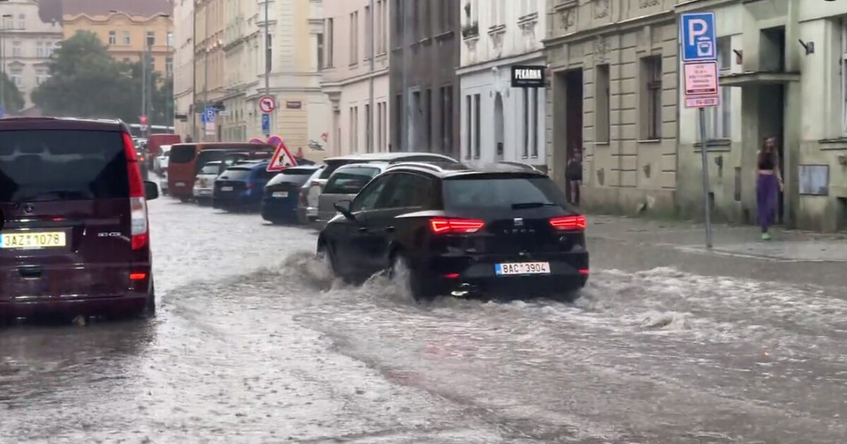 FOTO: Silné bouřky v Praze zaplavily Státní operu i Hlavní nádraží, padaly kroupy, ulice se proměnily v řeky