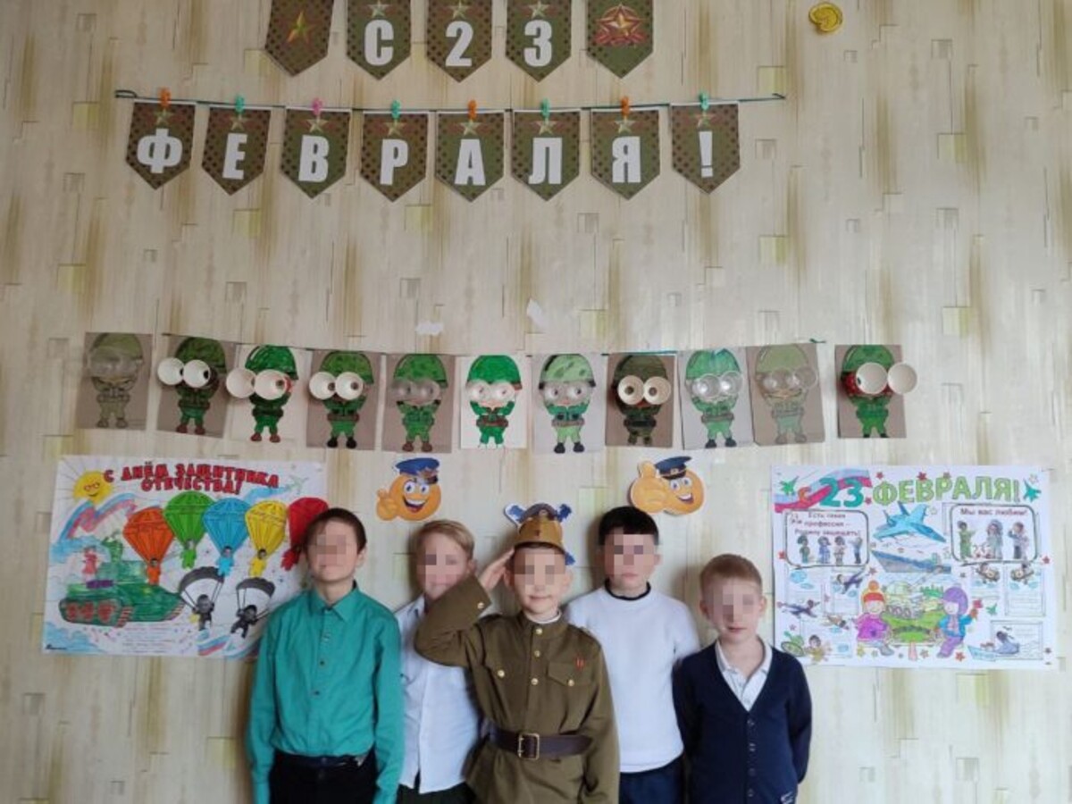 Na účely propagandy sú deti oblečené do vojenských uniforiem. 