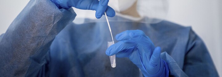 Američtí diplomaté si stěžují, že je v Číně testovali na koronavirus análním výtěrem
