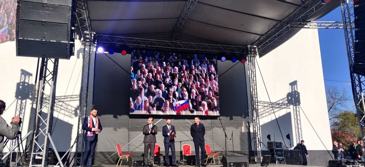 Poslanci Smeru na proteste v Rimavskej Sobote.