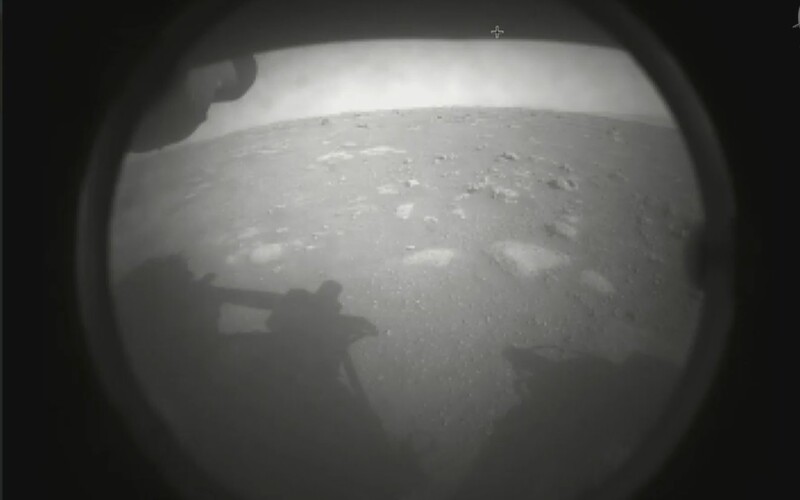 NASA úspešne pristála na Marse: Rover Perseverance zostúpil na červenú planétu.