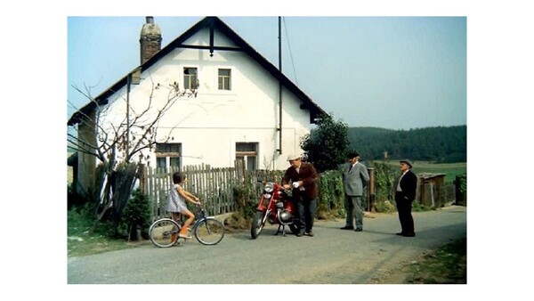 V seriálu se děj odehrává v obci Třešňová. Jak se středočeská vesnice, kde se natáčelo, jmenuje doopravdy?
