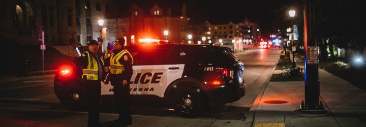 Vodič v USA vrazil autom do davu ľudí vo vianočnom sprievode. Zabil najmenej 5 osôb, ďalších 40 zranil