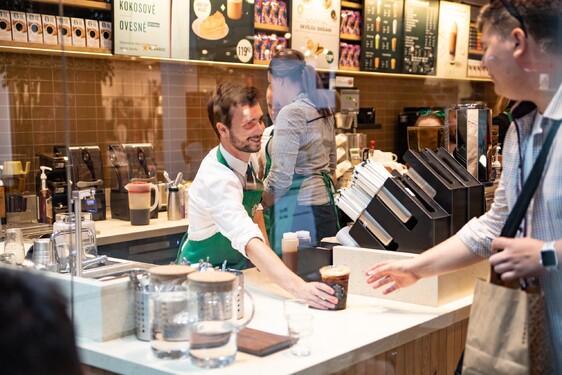 Neoficiálne pravidlo pre zamestnancov Starbucksu znie: 