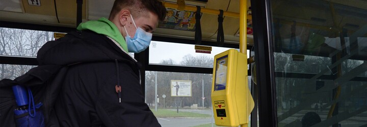 Léto bez respirátorů? Do MHD či obchodů bude stačit rouška