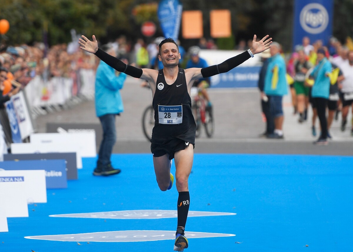 Najrýchlejší slovenský maratónec Marek Hladík v cieli.