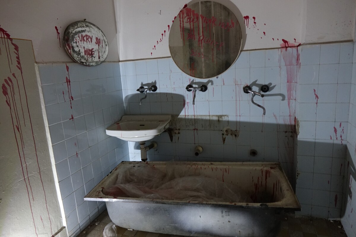 Zakrvavená kúpeľňa hrôzostrašnej školy.