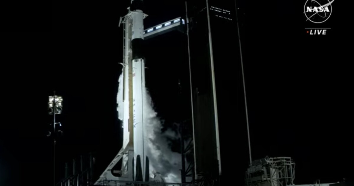 Aktuálně: Od Země se odlepila raketa SpaceX: čtyři astronauti vyletěli do vesmíru splnit svou misi