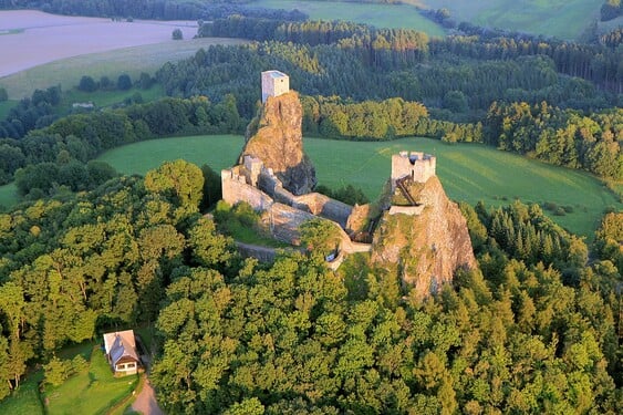 Tento hrad byl založen ve 14. století a i když je z něj dnes už jen zřícenina, stále se jedná o jeden ze symbolů Českého ráje. O jaký hrad se jedná?