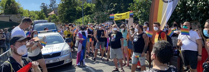 FOTO: „Dostávám výhrůžky smrtí, protože jsem gay,“ říká organizátor LGBT demonstrace v Praze. Maďarský zákon vyvolal vlnu odporu
